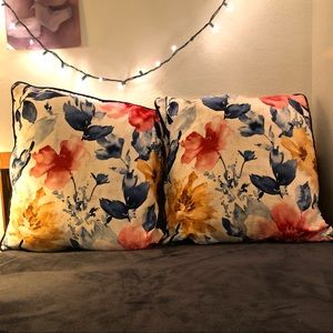 FLORAL ACCENT PILLOWS x2